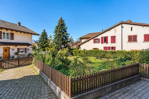 Maison villageoise avec grange et jardin à Bex 2