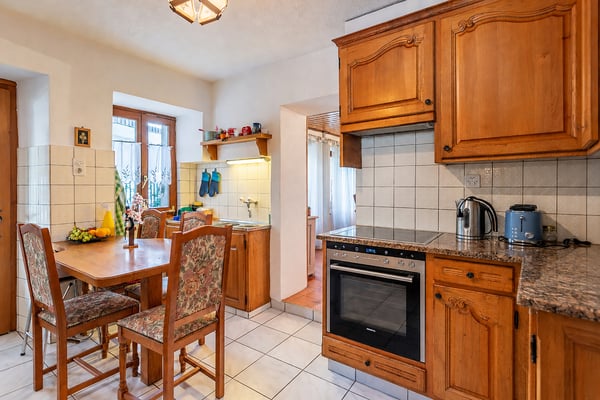 Maison villageoise avec grange et jardin à Bex 4