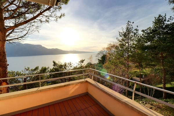 Spacieuse villa bénéficiant d'une vue imprenable sur le lac 2