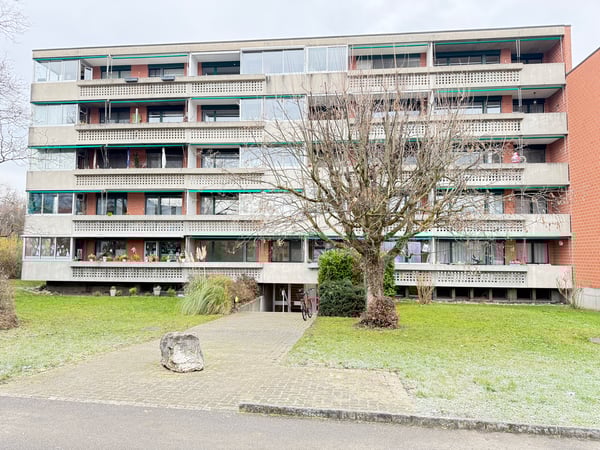 Geräumige und helle Wohnung mit Balkon - Nahe Dorfzentrum Aesch 1