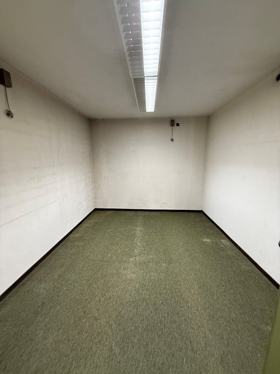 Zentrale Gewerbefläche mit grosser Schaufensterfront 6