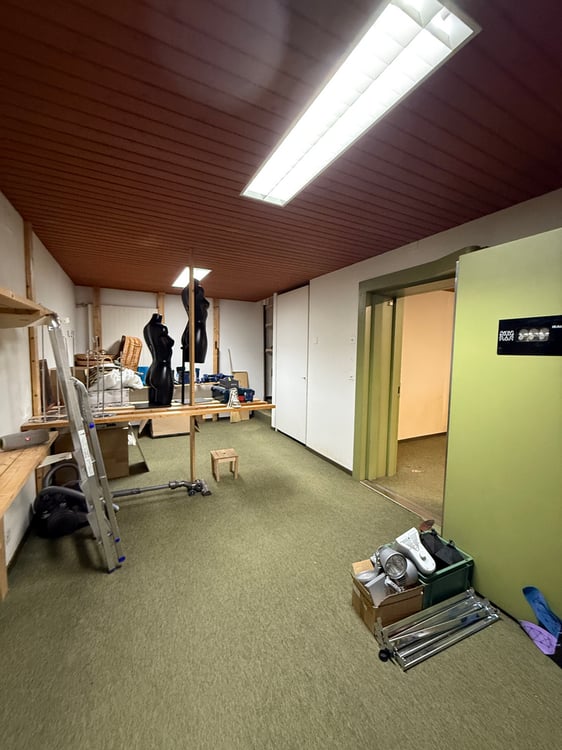 Zentrale Gewerbefläche mit grosser Schaufensterfront 8