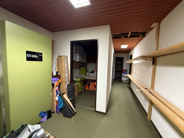 Zentrale Gewerbefläche mit grosser Schaufensterfront 7