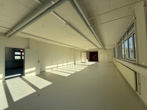 Grosszügige Gewerbe-, Produktions-, Lager- / Büroflächen in Zug 2