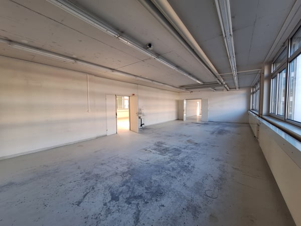 Grosszügige Gewerbe-, Produktions-, Lager- / Büroflächen in Zug 3