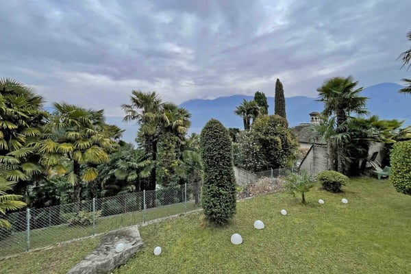 Mehrfamilienhaus (8 Wohneinheiten) mit Panoramablick in Brissago 1