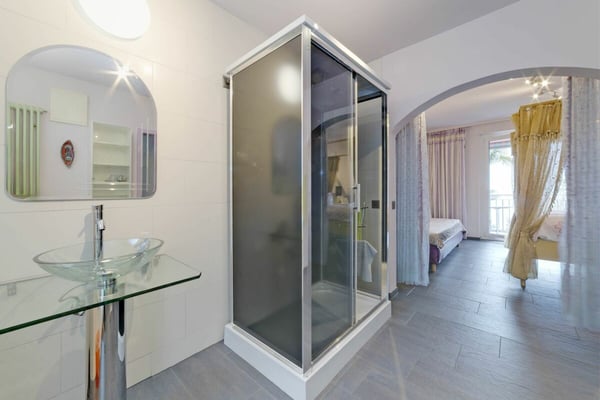 Mehrfamilienhaus (8 Wohneinheiten) mit Panoramablick in Brissago 11