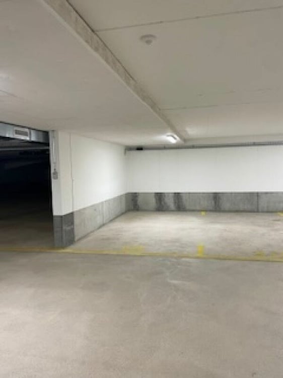 Autoeinstellplatz in der Tiefgarage in Losone 4
