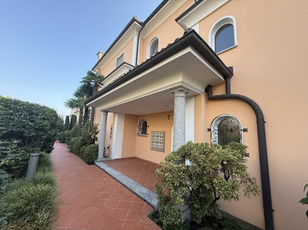 Elegante 1.5-Zimmer-Wohnung mit privatem Garten in exklusiver Lage von Ascona 1