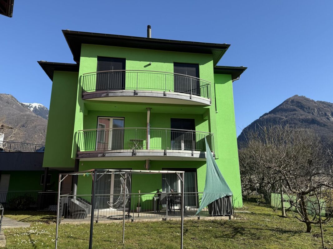 Spaziosa casa bifamiliare con giardino soleggiato - Gorduno