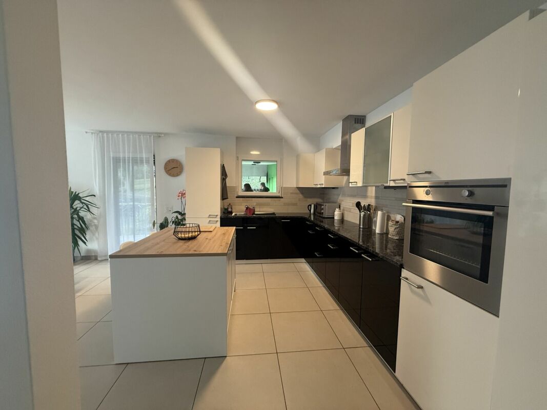 Spaziosa casa bifamiliare con giardino soleggiato - Gorduno