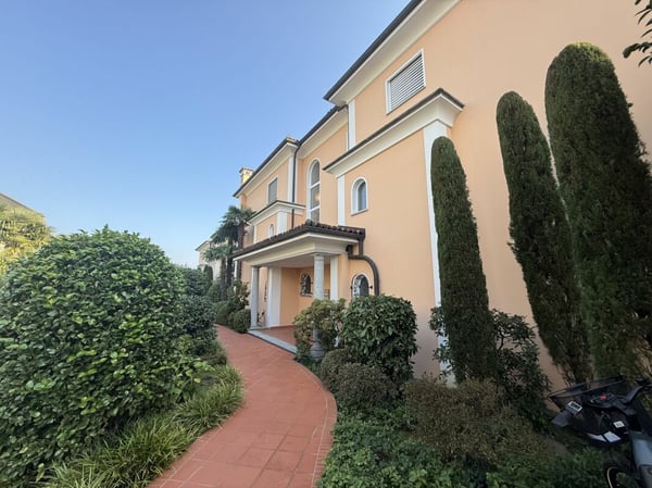 Elegante 2.5-Zimmer-Gartenwohnung in der Residenz Camelia, Ascona 1