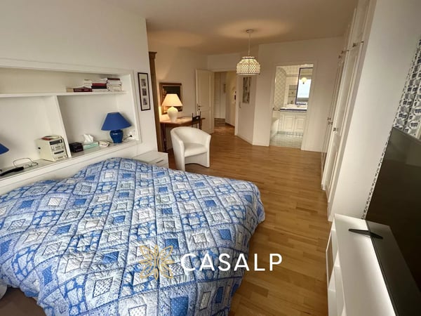 Vaste attique de luxe avec piscine intérieure 13