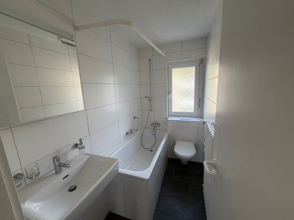 Reserviert: Helle 2.5-Zimmer-Wohnung mit Balkon in Rüti ZH 4