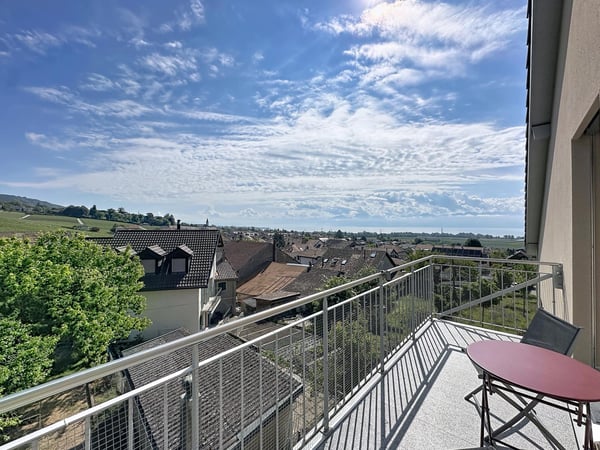 En exclusivité - Appartement lumineux en attique avec vue lac 1