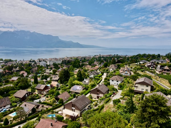 Sérénité panoramique et confort dans une élégante maison familiale 11