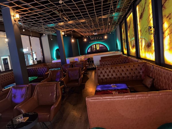 Bar mit Bühne, Lounge und 400 Plätzen 4