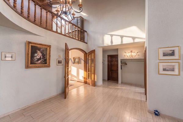 Villa mit Bibliothek, Weinkeller und Baureserve 4