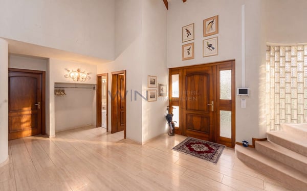 Villa mit Bibliothek, Weinkeller und Baureserve 5