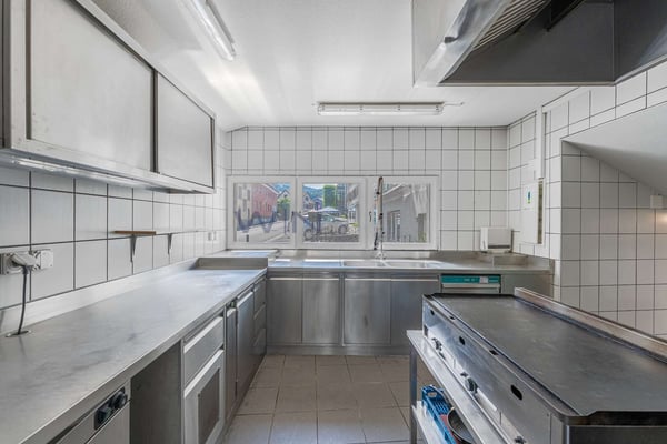 Gastrobetrieb unten, Mieterträge darüber 9
