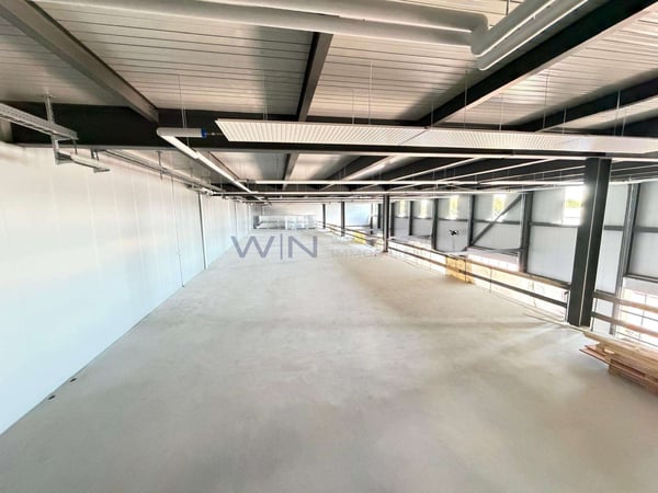 Neubauhalle mit 11.40 m Höhe und Mezzanine 7