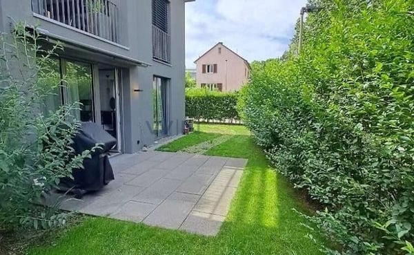Neuwertige 3.5-Zimmer-Perle mit Garten 2