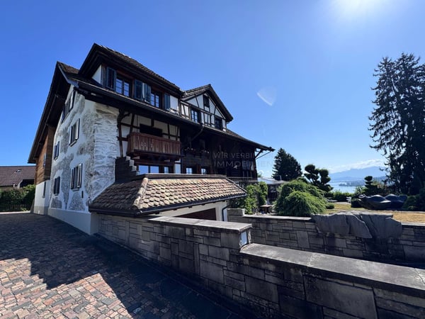 Historischer Glanz am ruhigen See 2