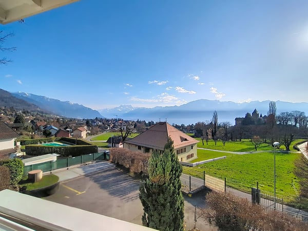 EXCLUSIF ! Villa de 12.5P rénovée avec vue sur le lac et proche du châteu de Blonay 1