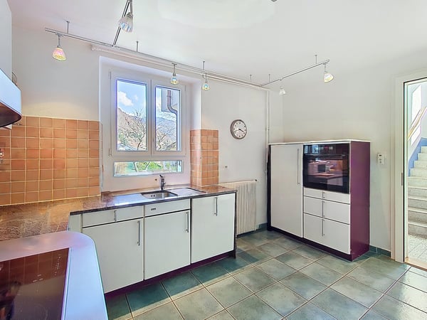 EXCLUSIF ! Villa de 12.5P rénovée avec vue sur le lac et proche du châteu de Blonay 9