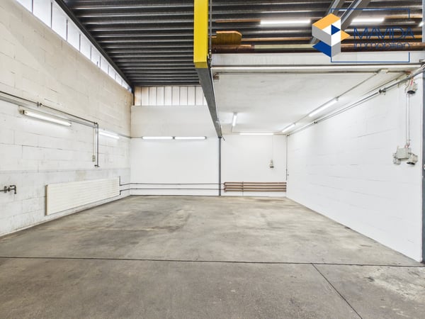 Zwei verbundene Gewerbehallen mit Krananlage und SB-Waschplatz 6