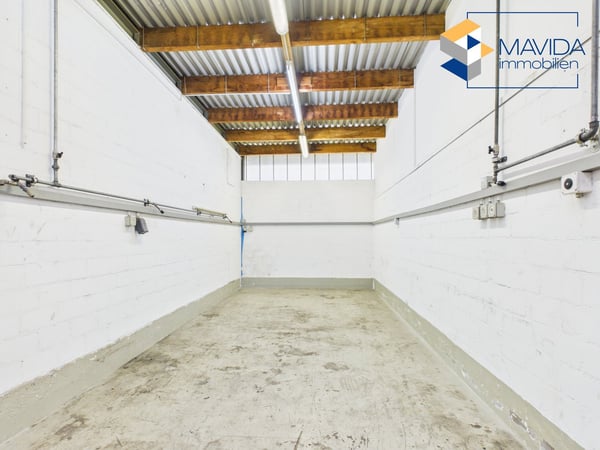 Zwei verbundene Gewerbehallen mit Krananlage und SB-Waschplatz 16