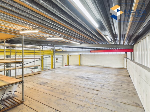 Zwei verbundene Gewerbehallen mit Krananlage und SB-Waschplatz 12