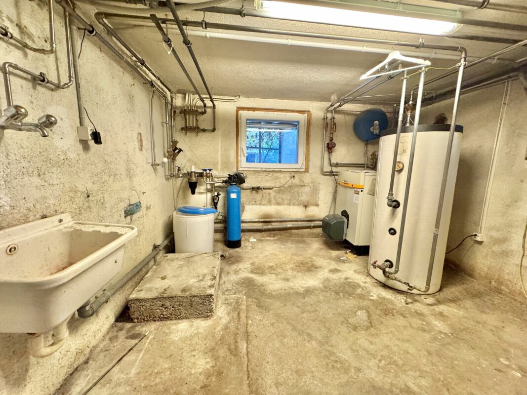 Casa indipendente con riserva di terreno e scuderia per cavalli - Potenziale di sviluppo