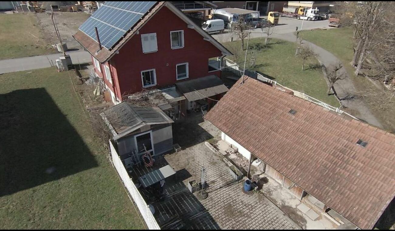 Casa indipendente con riserva di terreno e scuderia per cavalli - Potenziale di sviluppo