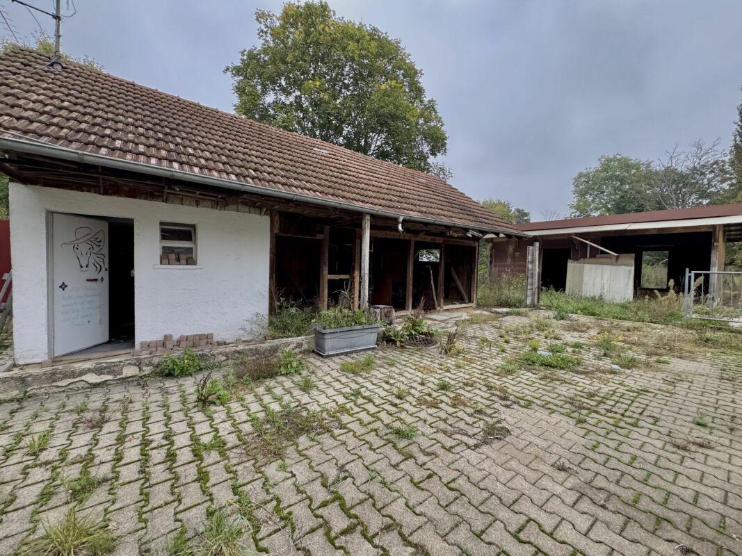 Casa indipendente con riserva di terreno e scuderia per cavalli - Potenziale di sviluppo