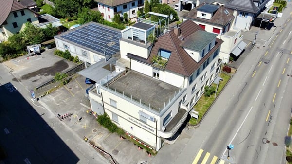 Mehrfamilienhaus mit Gewerbeanteil und PV-Anlage in der Kernzone 9