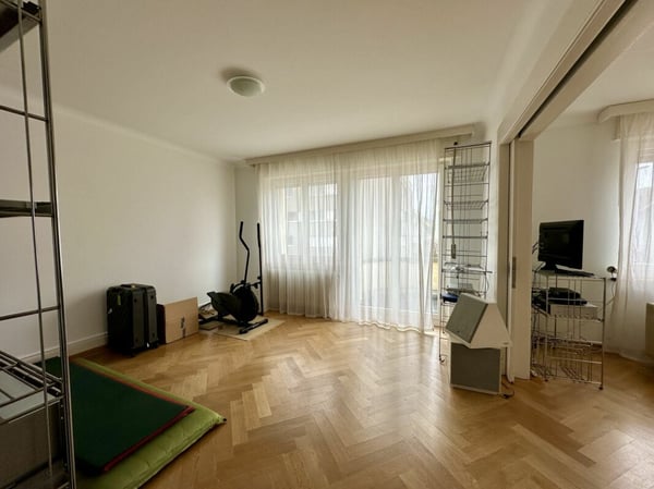 Mehrfamilienhaus mit Gewerbeanteil und PV-Anlage in der Kernzone 6