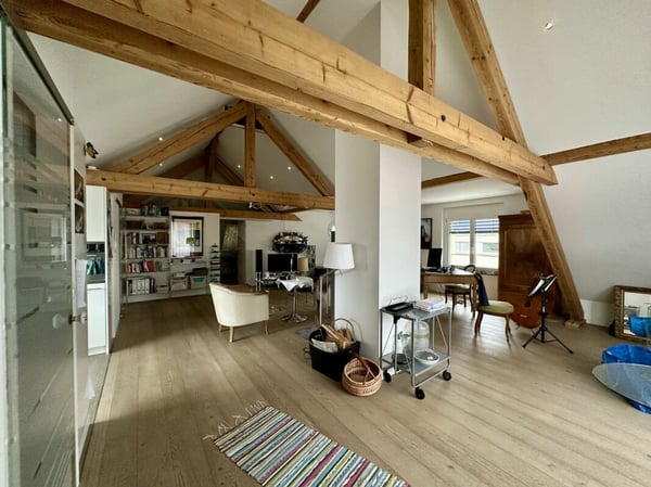 Mehrfamilienhaus mit Gewerbeanteil und PV-Anlage in der Kernzone 4