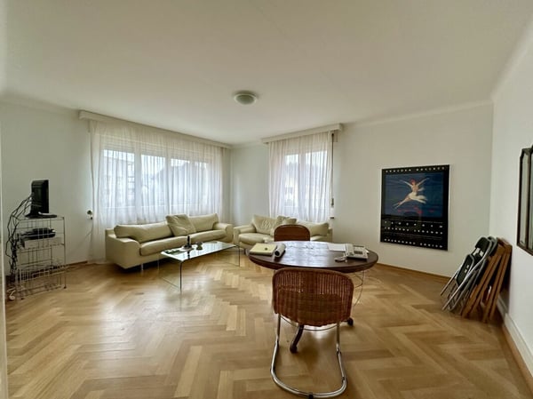 Mehrfamilienhaus mit Gewerbeanteil und PV-Anlage in der Kernzone 5