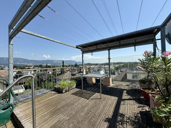 Mehrfamilienhaus mit Gewerbeanteil und PV-Anlage in der Kernzone 11