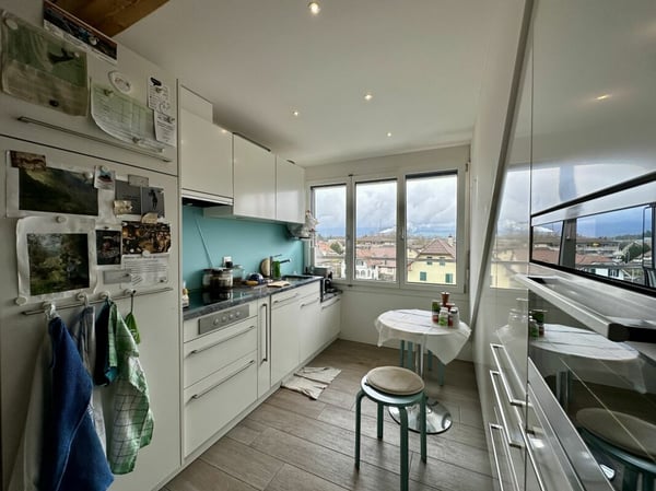 Mehrfamilienhaus mit Gewerbeanteil und PV-Anlage in der Kernzone 7