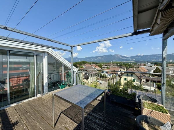 Mehrfamilienhaus mit Gewerbeanteil und PV-Anlage in der Kernzone 12