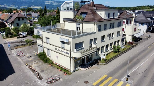 Mehrfamilienhaus mit Gewerbeanteil und PV-Anlage in der Kernzone 1