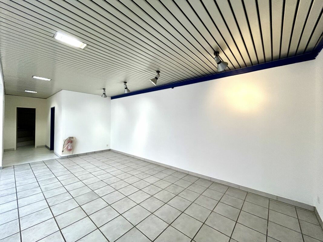 Casa residenziale e commerciale al piano inferiore con potenziale di utilizzo polivalente
