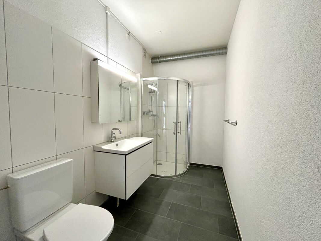Casa residenziale e commerciale al piano inferiore con potenziale di utilizzo polivalente