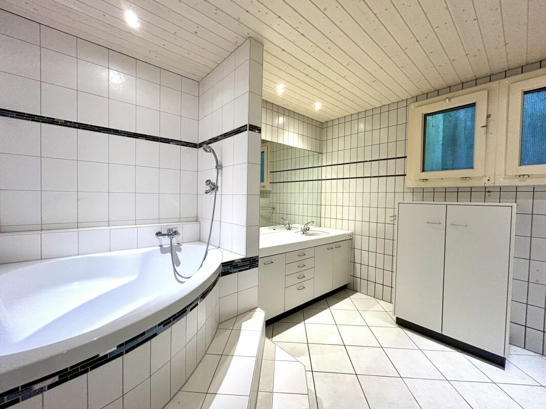 Casa residenziale e commerciale al piano inferiore con potenziale di utilizzo polivalente