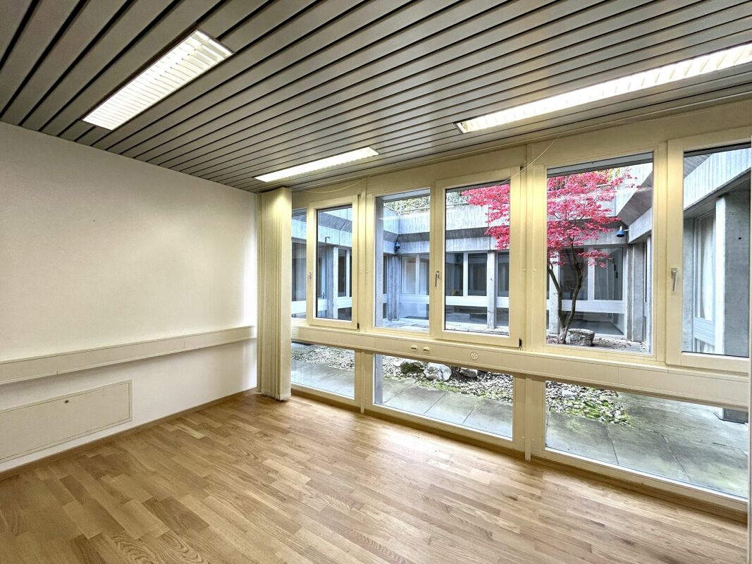Maison d'habitation et de commerce au sous-sol avec un potentiel d'utilisation polyvalent copie
