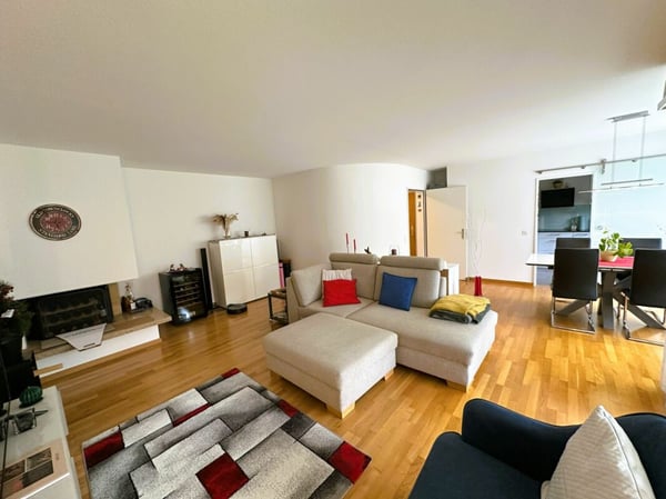 Ihr Platz zum Aufblühen! 1.5-Zimmer Wohnung mit Cheminée & Spielplatz 2
