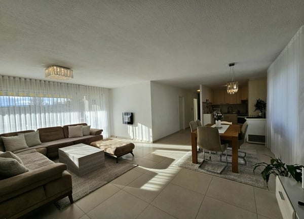 Top gepflegte und lichtdurchflutete 1.5-Zimmer-Wohnung mit Balkon und Weitsicht 3