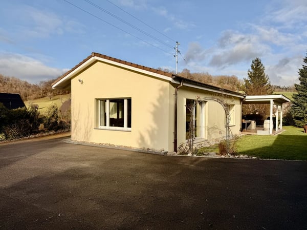 Wohnen im Grünen: Charmantes 1.5 ZImmer Einfamilienhaus mit grossem Grundstück 2